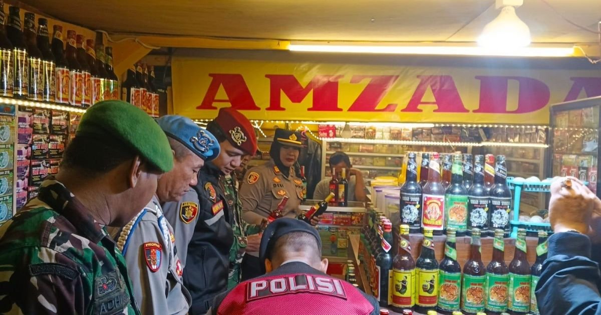 5 Hari Menjabat Kapolsek Megamendung Sikat Peredaran Miras Bersama Forkompimcam Kec. Megamendung