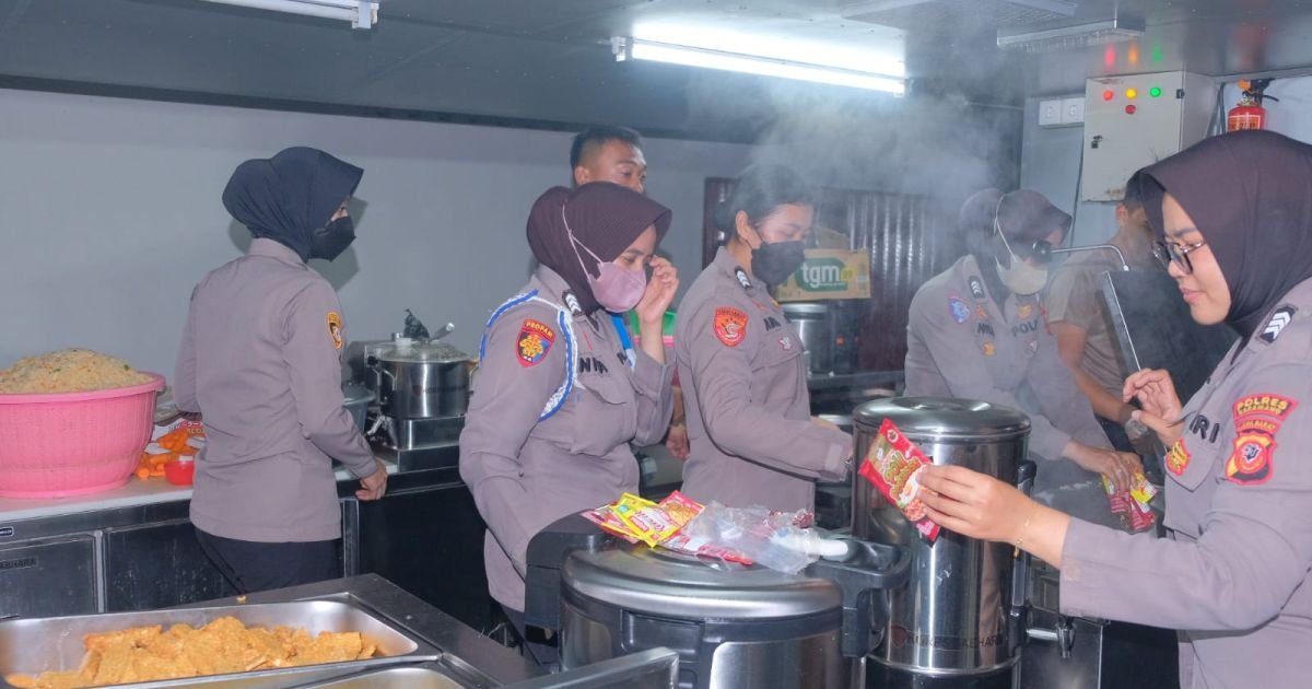 Polri “All Out” Evakuasi, Hadirkan Randurlap Dan Patroli Kesehatan Door To Door Untuk Korban Banjir Karawang