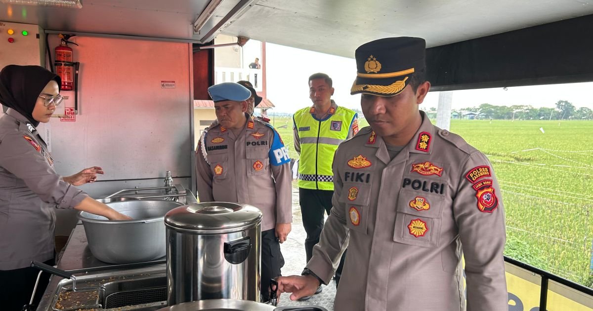 Polda Jabar Bersama Polres Karawang Kerahkan Dapur Lapangan, Bantu Warga Terdampak Banjir9