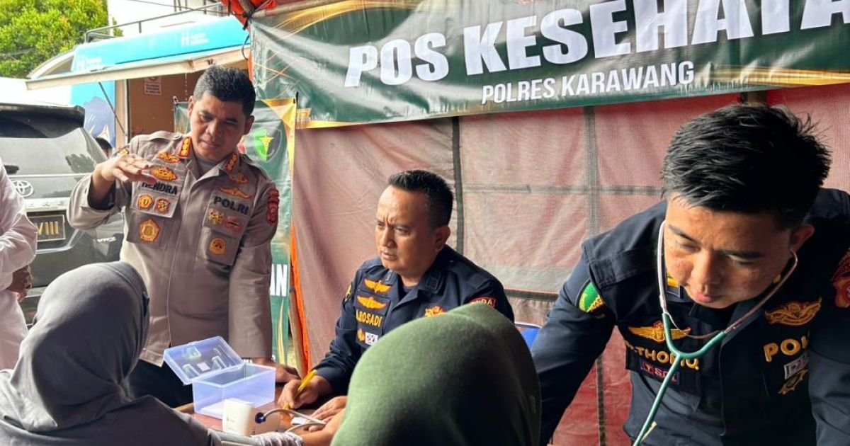 Kabid Humas Polda Jabar Tinjau Posko Kesehatan Biddokkes Di Lokasi Banjir Karangligar