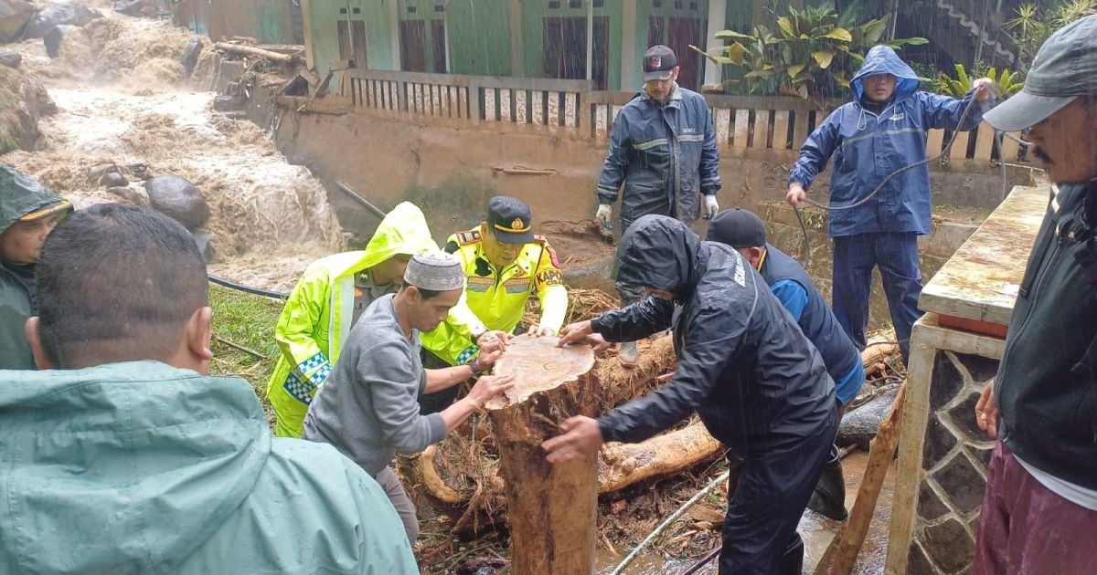 Polsek Cisarua Lakukan Evakuasi Jembatan Alternatif Pasir Ipis Yang Putus Akibat Curah Hujan Tinggi