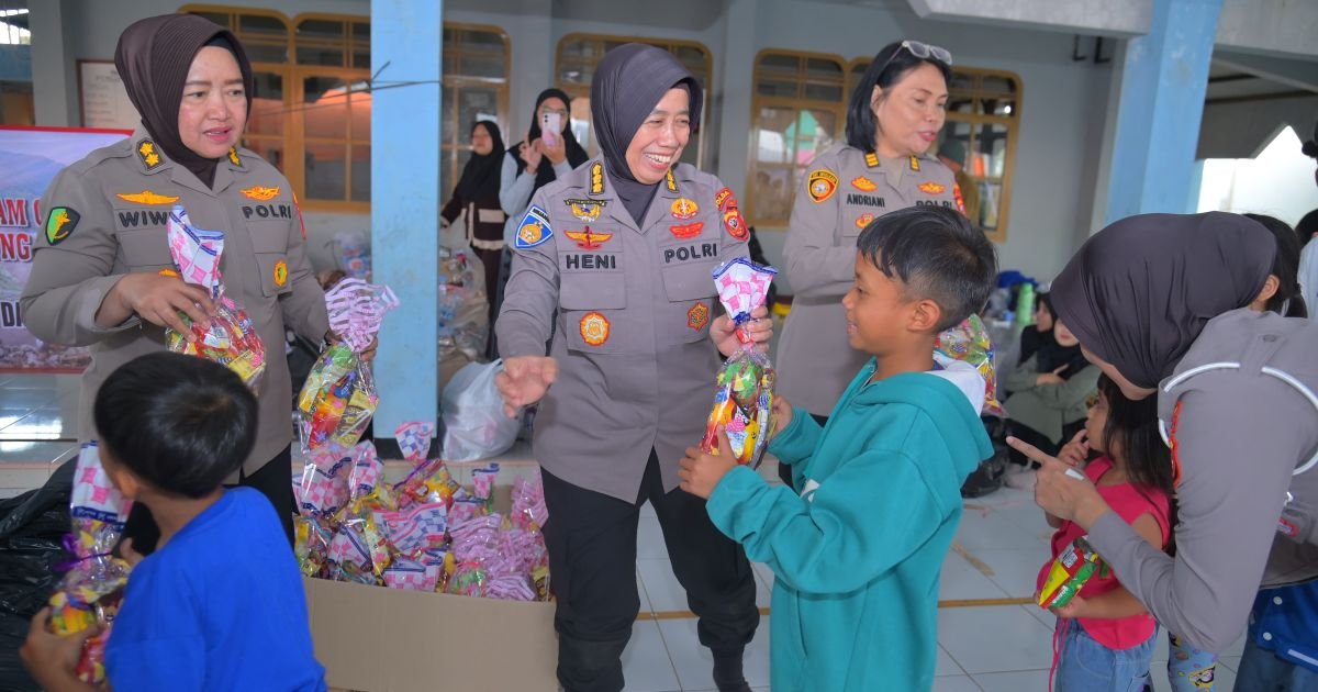Polwan Polda Jabar Bagikan Makanan Ringan Untuk Anak - Anak Pengungsi Terdampak Bencana Alam Tanah Longsor Di Cisarua
