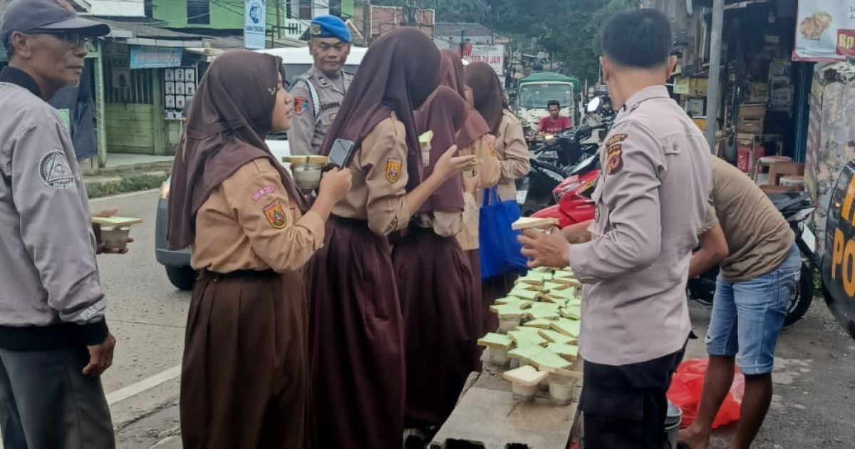 Polsek Cigudeg Gelar Jum’at Berkah Sesuai Arahan Kapolres Bogor, Kegiatan Rutin Wujud Kepedulian Sosial Kepada Masyarakat