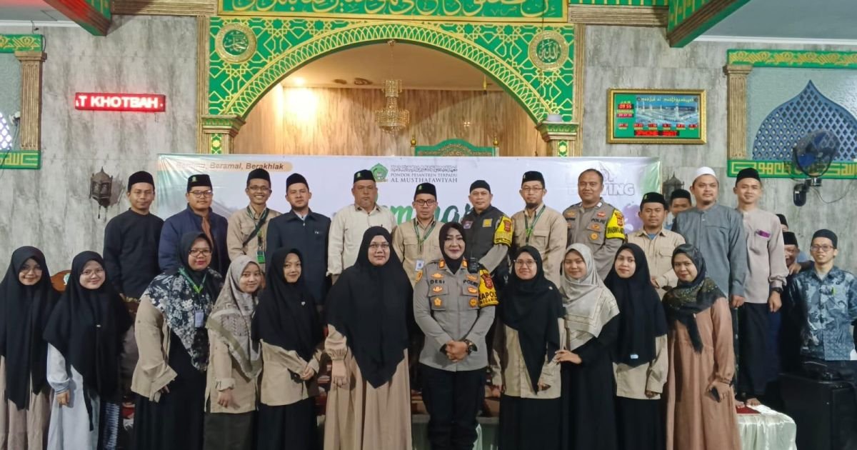 Kapolsek Megamendung Menghadiri Seminar  Dan Memberikan Penyuluhan Anti Bullying Bertempat Di Ponpes Almustafawiah Desa. Sukakarya Kec. Megamendung Kab. Bogor