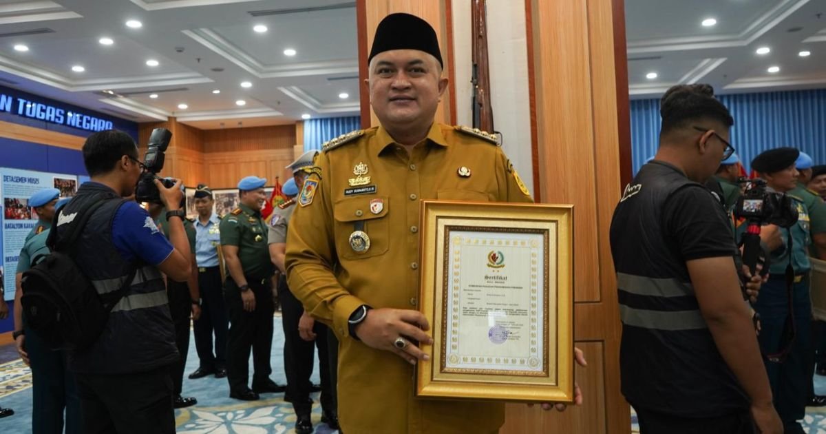 Bupati Bogor Rudy Susmanto Terima Penghargaan Brevet Kehormatan Paspampres “Setia Waspada” Dari Paspampres RI