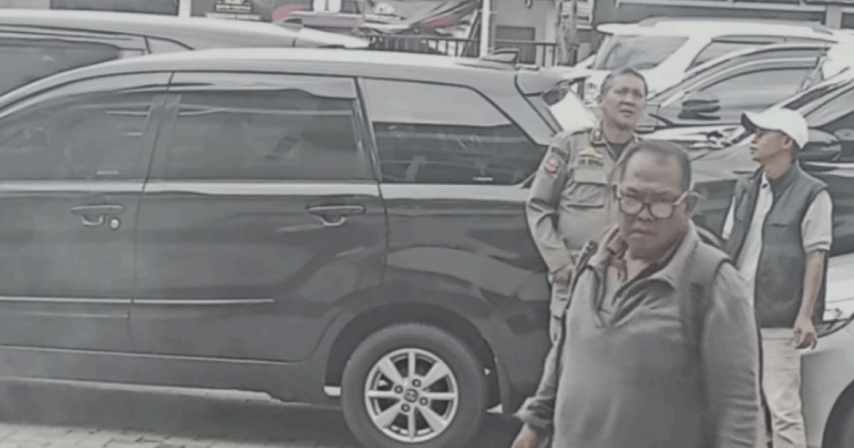 Oknum Satpol PP Kecamatan Cigombong Ade Budiwan Larang wartawan masuk pada Reses Anggota DPRD Kabupaten Bogor Dapil 3)