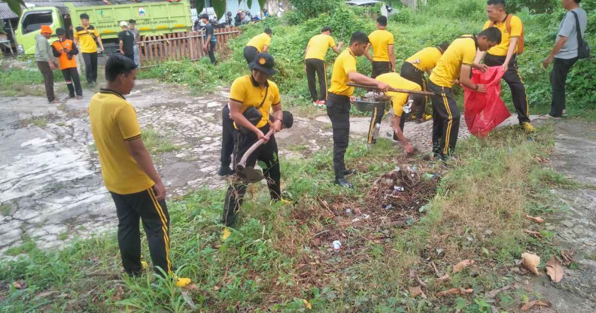 Polres Lampung Selatan Bersih-Bersih Eks Kantor Pos Lama Kalianda, Wujud Kepedulian pada Peninggalan Bersejarah.