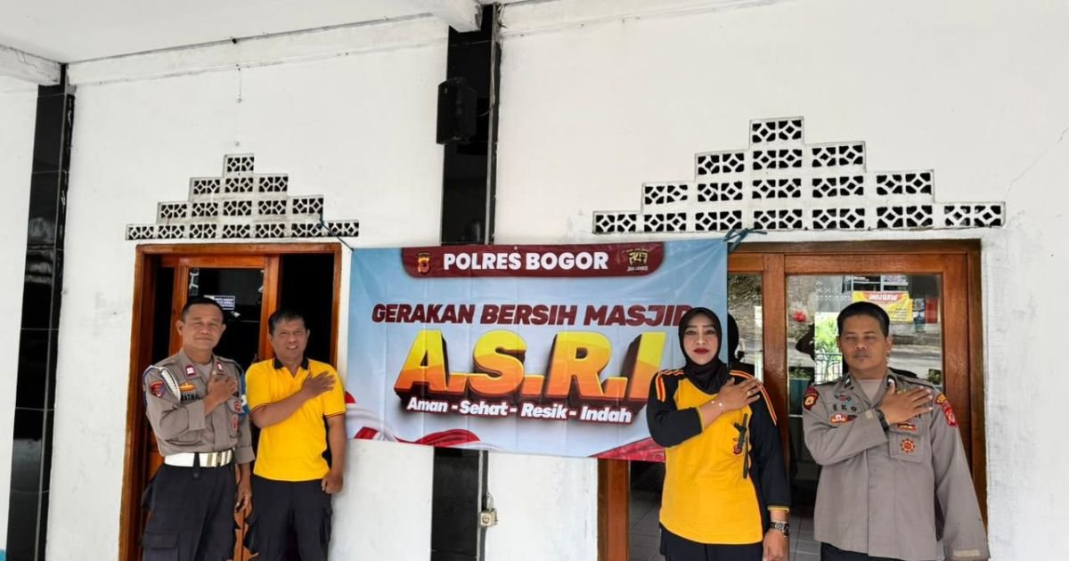 Polsek Megamendung Laksanakan Gerakan Bersih-bersih Masjid, Dalam Rangka Program Bapak Kapolri Asri (Aman-Sehat-Resik-Indah)