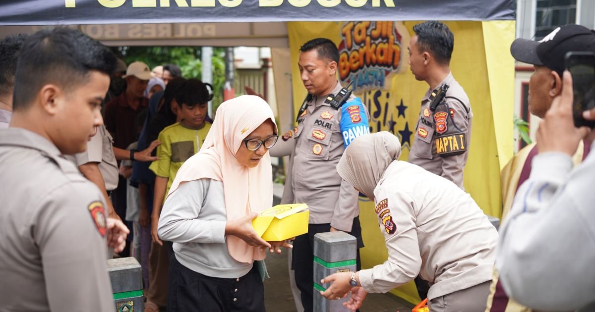 Polres Bogor Bagikan Takjil Dan Makan Gratis Untuk Masyarakat Di Depan Mako