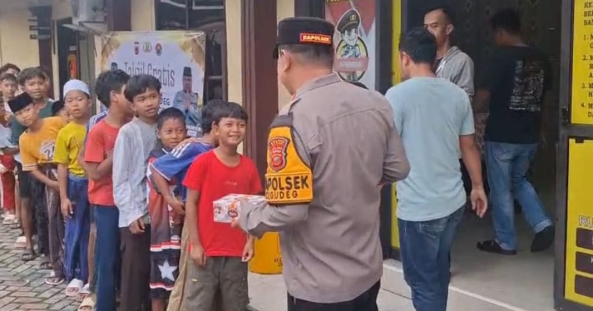 Polsek Cigudeg Gelar Jumat Berkah Dan Bagi Takjil Gratis Di Hari Kedua Ramadhan 1447 H