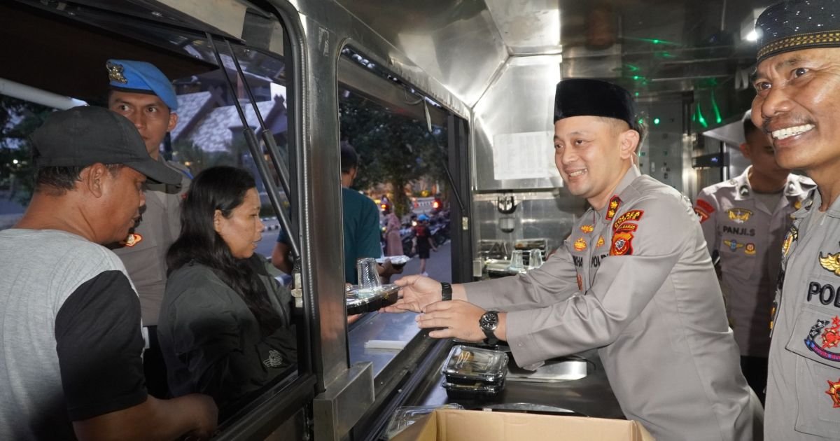 Kapolres Bogor Gelar Bagi Takjil Dan Buka Bersama Mahasiswa Di Pakansari