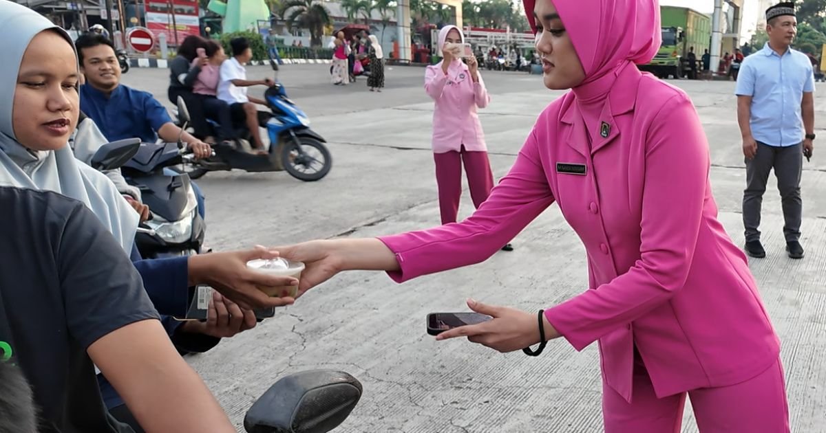 Bhayangkari Cabang Lampung Selatan Bagi Takjil di Pintu Masuk Pelabuhan Bakauheni.
