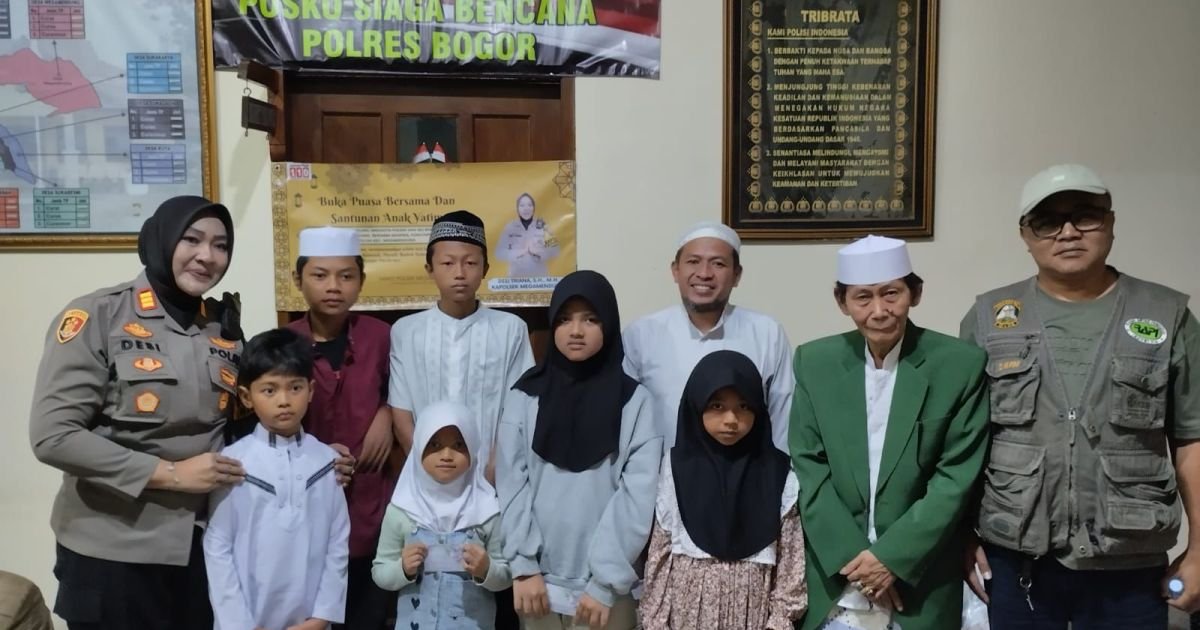 Kapolsek Megamendung Bagikan Takjil Serta Stiker 110 Layanan Call Center 1X24 Polri Untuk Masyarakat, Dilanjut Buka Puasa Bersama Dan Santunan Anak Yatim