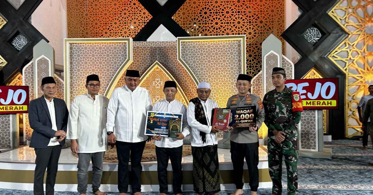 Peringati Nuzulul Quran, Polres Bogor Serahkan 2.000 Al-Quran Waqaf Personel Di Acara Tabligh Akbar Masjid Baitul Faizin