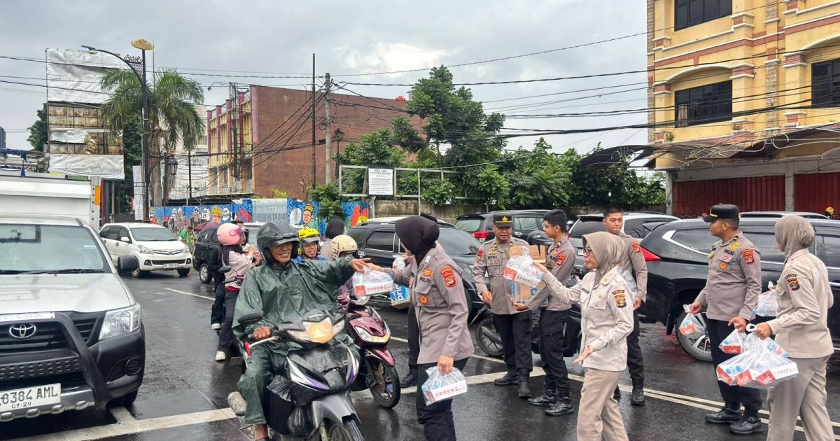 Biro Sdm Polda Lampung Berbagi Kebahagiaan, Bagikan Ratusan Takjil Pada Pengendara.