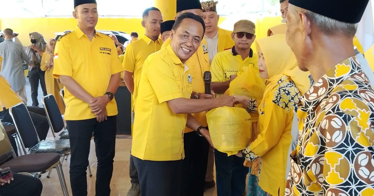 Agus Sutanto Ketua Golkar II Lamsel Salurkan THR.