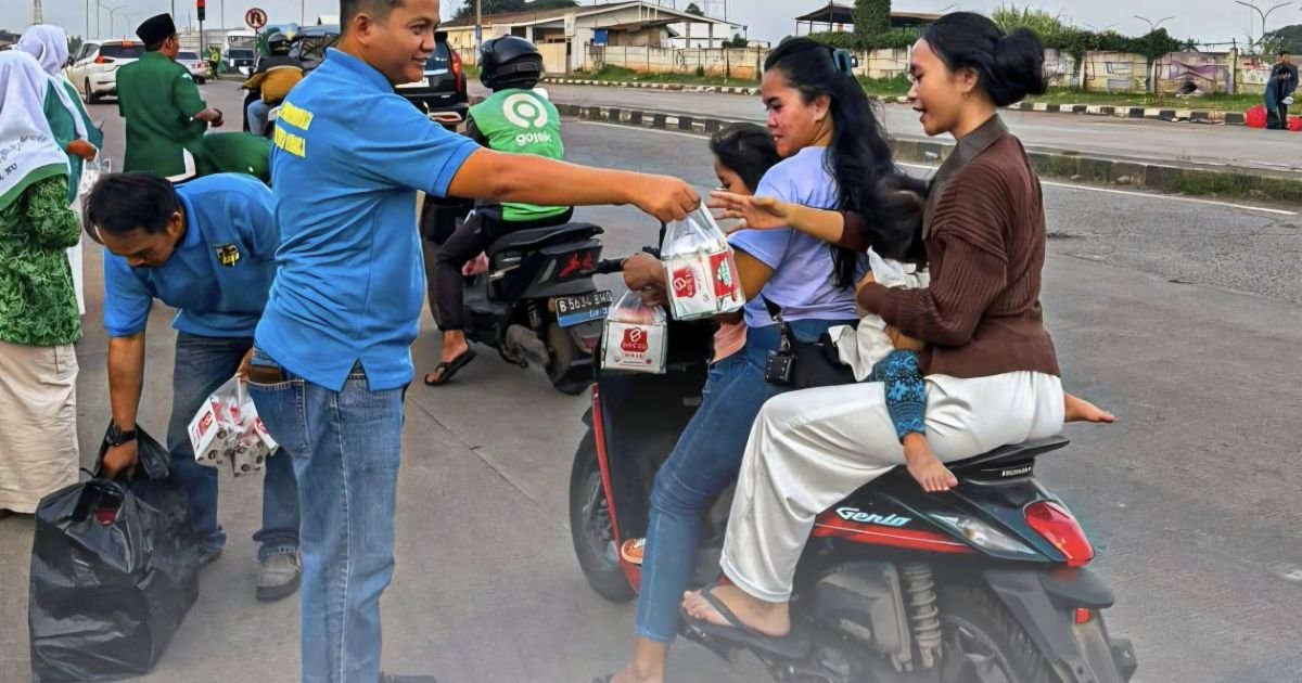 PK KNPI Cileungsi Bersama OKP Se-Kecamatan Bagikan Takjil Gratis kepada Masyarakat