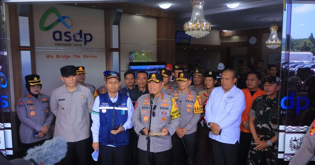 Wakapolri Tinjau Udara Arus Mudik, Pastikan Penyeberangan Merak–Bakauheni Terkendali.