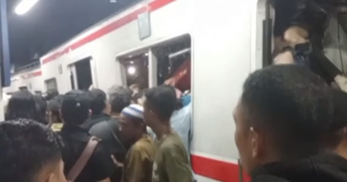 KRL Tabrak Kereta Jarak Jauh di Bekasi Timur, 2 Tewas Puluhan Luka