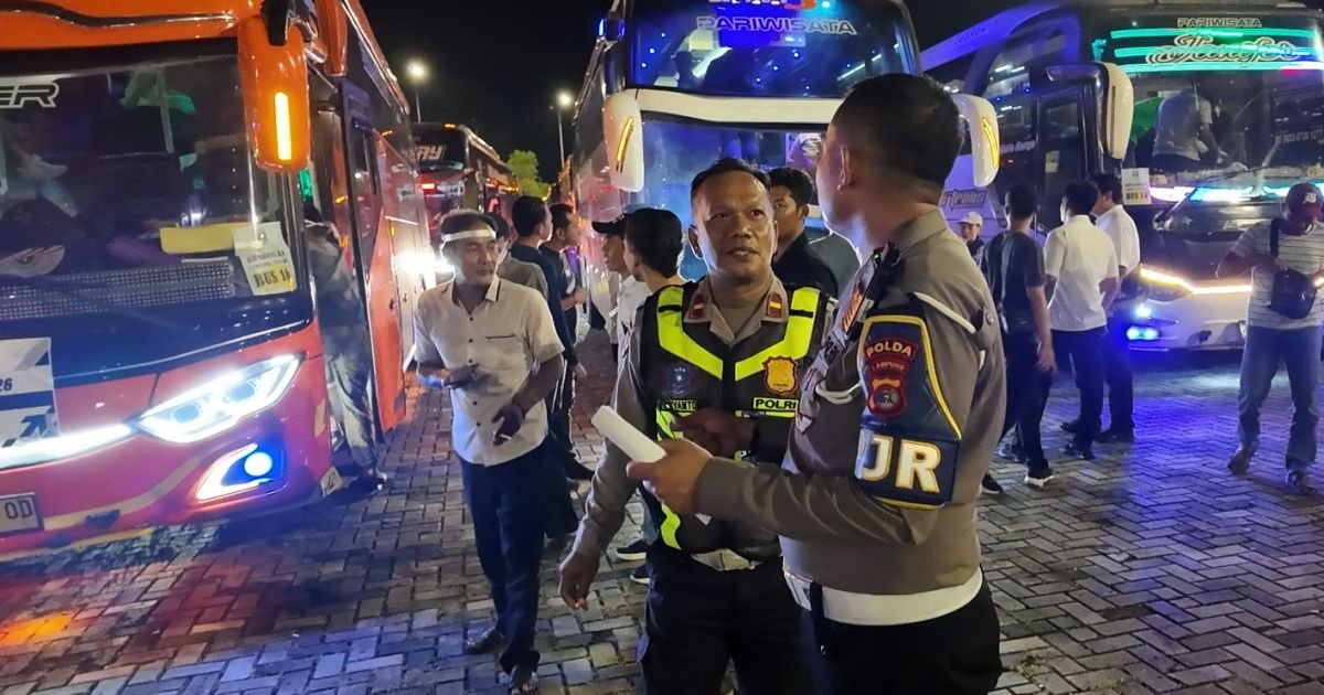 Pengawalan Ketat Massa Buruh Lampung ke Monas, Polisi Pastikan Lalu Lintas Tetap Tertib.