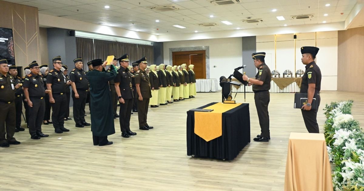 KAJATI JABAR LANTIK ASISTEN INTELIJEN DAN KEPALA KEJAKSAAN NEGERI KOTA CIREBON   Tegaskan Integritas dan Terobosan Hukum di Era Digital