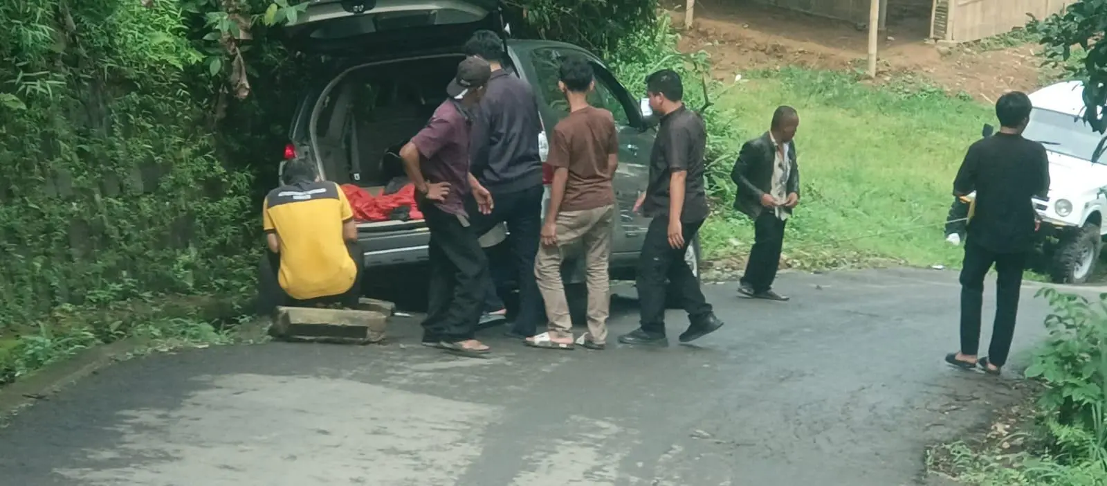 Minibus Terperosok Saat Melintasi Jalan Wisata Desa Karang Tengah