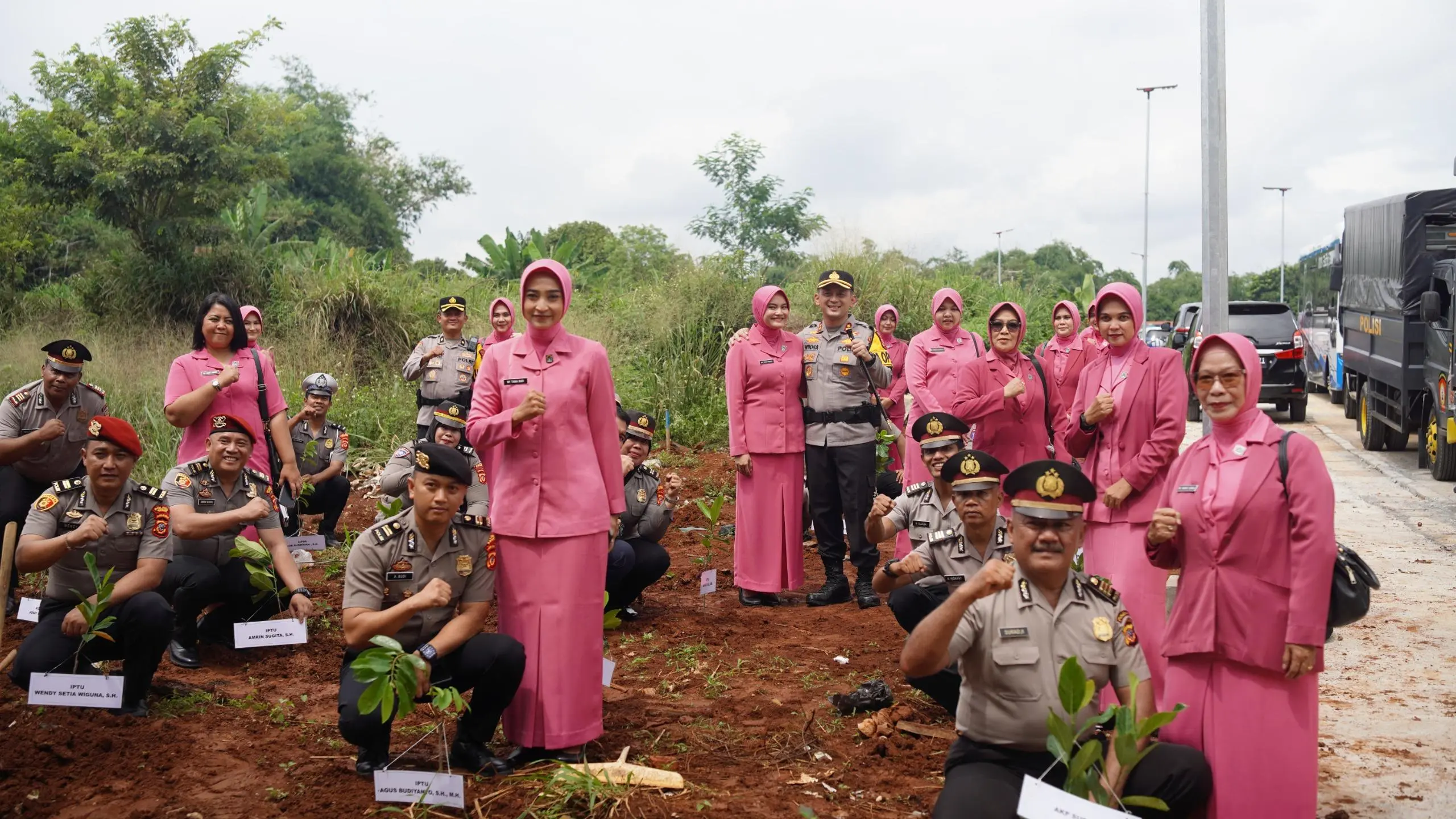 Kapolres Bogor Pimpin Apel Kenaikan Pangkat, Lanjutkan Penanaman Pohon.