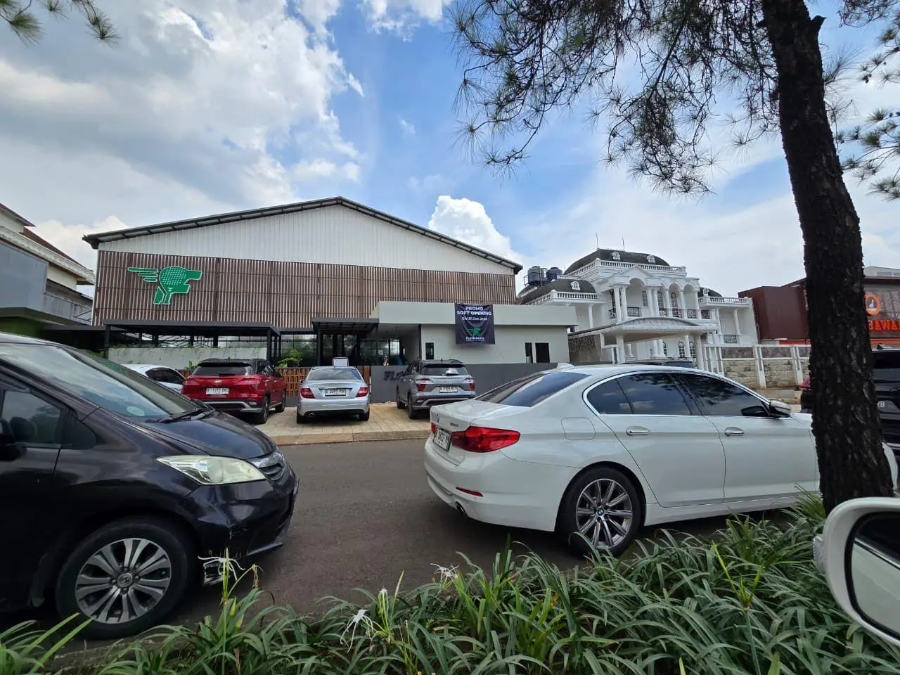 Warga Kota Wisata Cibubur Soroti Flash Padel Club