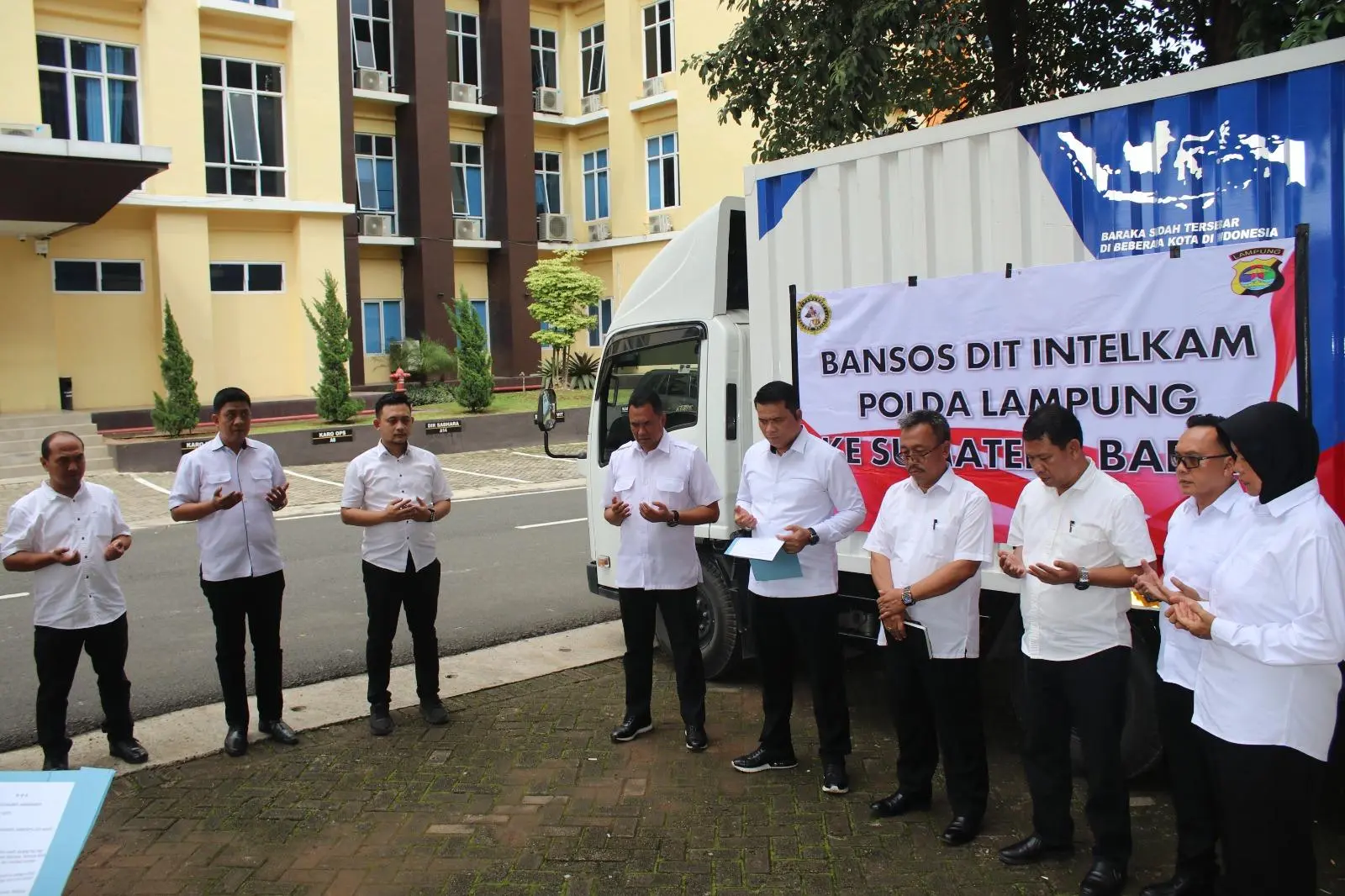 Peringati Hari Jadi ke-80 Intelijen Polri, Polda Lampung Kirim Bantuan Pakaian untuk Korban Bencana Sumatera Barat.