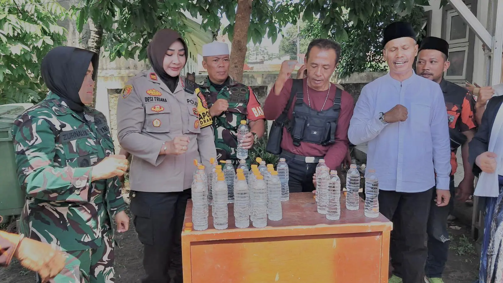 Polsek Dramaga Bersama Forkompimcam Melaksanakan Giat Pemusnahan Barang Bukti Miras Hasil Operasi Gabungan 3 Pilar Kecamatan Dramaga
