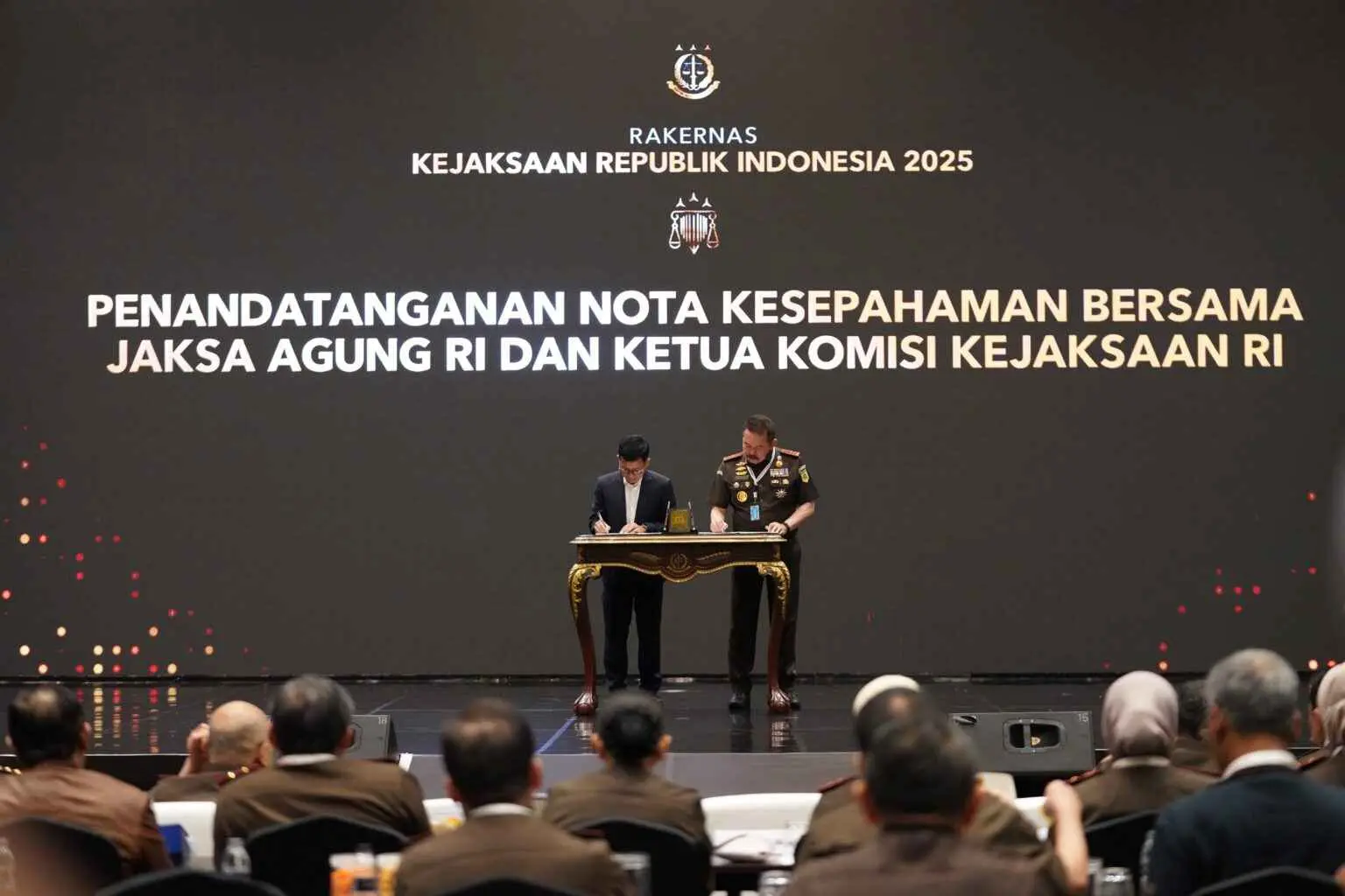 Jaksa Agung ST Burhanuddin Menandatangani Nota Kesepahaman dengan Ketua Komisi Kejaksaan RI