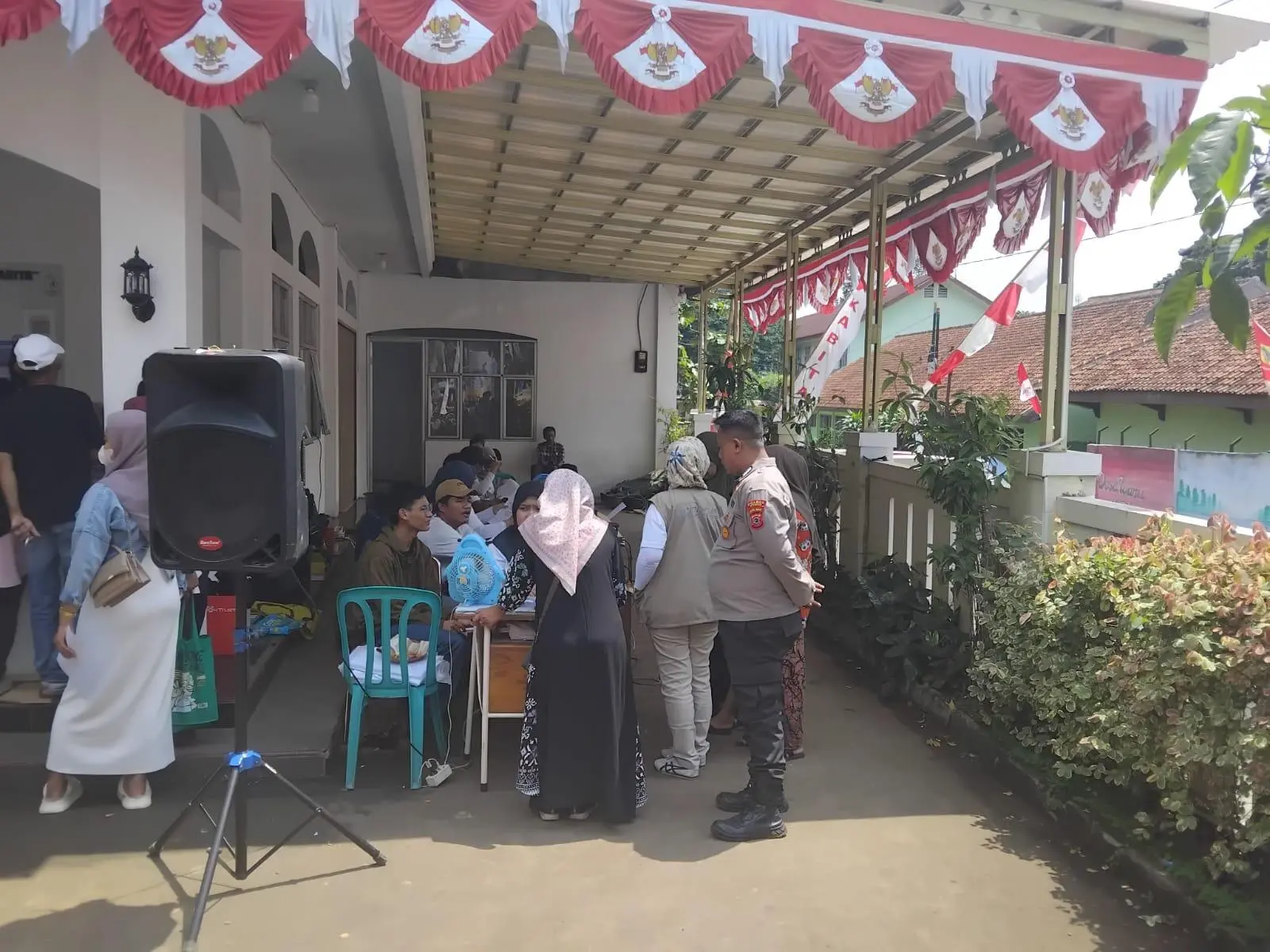 Bhabinkamtibmas Polsek Parung Jalin Kedekatan Dengan Masyarakat Desa Binaan