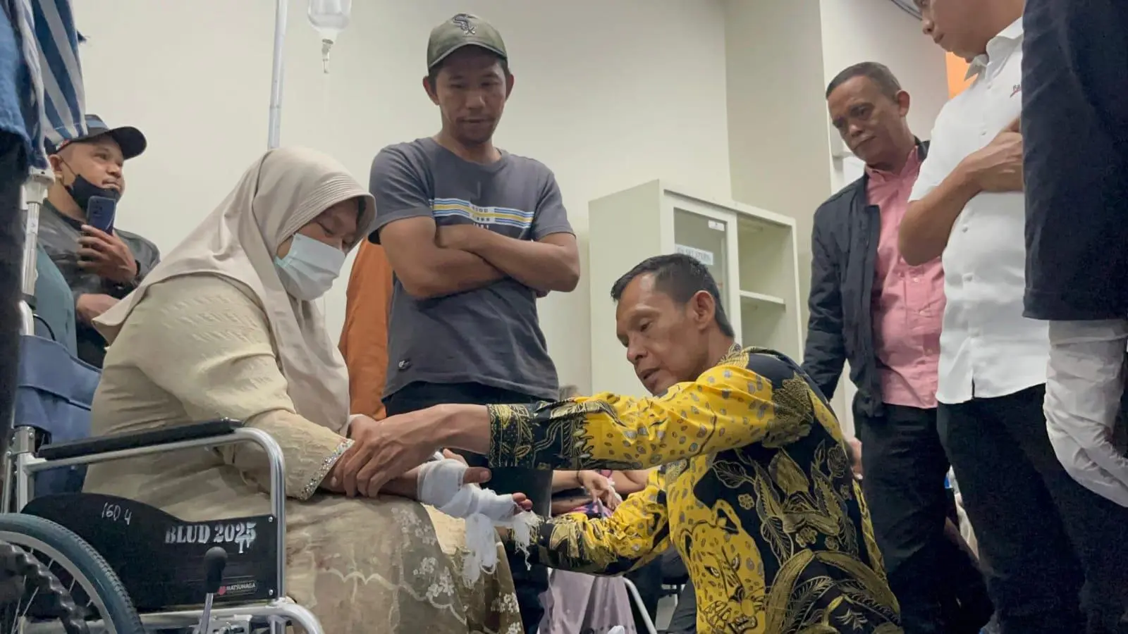 Wakil Bupati Bogor Tinjau Korban Ambruknya Majelis Taklim Asobiyah Di RS PMI Kota Bogor Pastikan Dapat Perawatan Maksimal